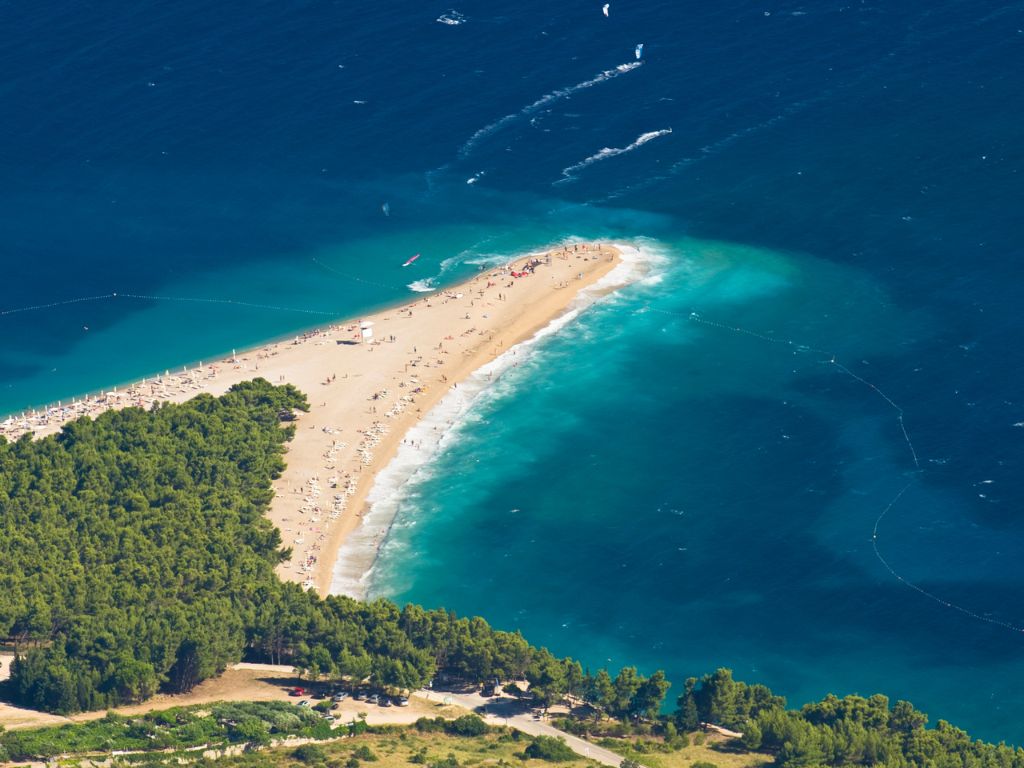 Croazia: la spiaggia dell’Adriatico dove il mare ridisegna le sue forme più misteriose